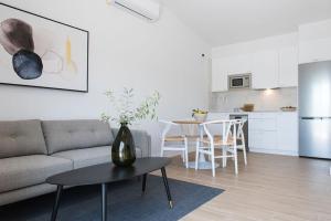 a living room with a couch and a table and a kitchen at 2Casas in Pontevedra