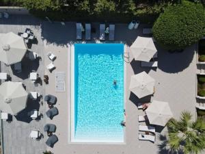 an overhead view of a swimming pool with umbrellas at Golden View Residence in Dhërmi