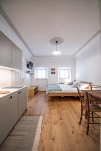 ein Schlafzimmer mit einem Bett und einem Tisch darin in der Unterkunft MEŽNARIJA Radovljica in Radovljica