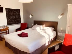 Un pat sau paturi într-o cameră la Hotel d'Angleterre Etretat