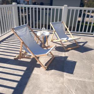 twee stoelen en een tafel op een veranda bij Mały Sopot Boutique in Iława