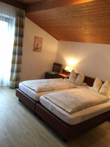 1 Schlafzimmer mit 2 Betten in einem Zimmer in der Unterkunft Garni Rebhof in Nals