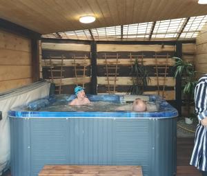 Zdjęcie z galerii obiektu Willa Lux dom 6-osobowy Marilyn Monroe ZE STREFĄ BASENOWĄ w miejscowości Chocznia NIEDALEKO ZATORU I ENERGYLANDII w mieście Chocznia