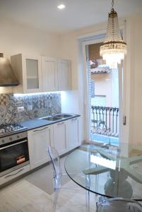 A kitchen or kitchenette at CASA PAOLINA NEL CENTRO DI BRACCIANO