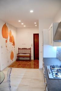 A kitchen or kitchenette at CASA PAOLINA NEL CENTRO DI BRACCIANO