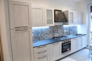 A kitchen or kitchenette at CASA PAOLINA NEL CENTRO DI BRACCIANO
