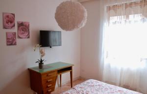 A television and/or entertainment centre at CASA PAOLINA NEL CENTRO DI BRACCIANO