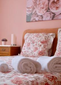 A bed or beds in a room at CASA PAOLINA NEL CENTRO DI BRACCIANO