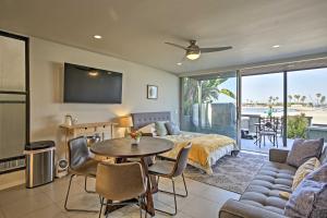 พื้นที่นั่งเล่นของ Bayfront San Diego Getaway on Boardwalk with Hot Tub