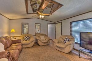 uma sala de estar com sofás e uma televisão de ecrã plano em Cozy Mead Home with Grill and Patio Nearby Lake! em Mead