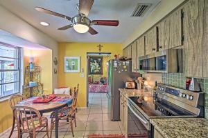ボニータ・スプリングスにあるBoho-Style Escape with Patio about 3 Mi to Bonita Beach!のテーブルとダイニングルームのあるキッチン