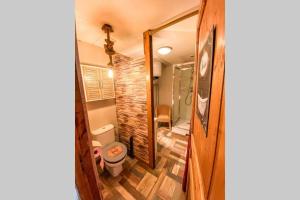Bilik mandi di Appartement familial de caractère