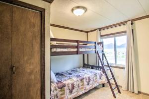 Postel nebo postele na pokoji v ubytování Montanas Emigrant Peaks Getaway Apt with Amenities