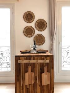 een tafel in een kamer met manden aan de muur bij Le Tanin -Appartement entier avec Balcon in Saumur