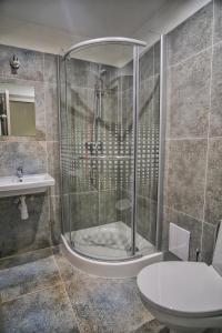 La salle de bains est pourvue d'une douche, de toilettes et d'un lavabo. dans l'établissement BIKE apartments 2, à Hodruša