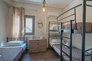 Una cama o camas en una habitación de Casa Sofia Apt#2, By Hellocrete
