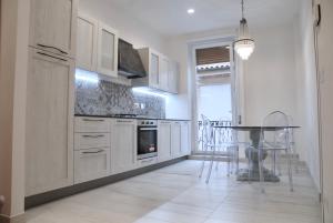 A kitchen or kitchenette at CASA PAOLINA NEL CENTRO DI BRACCIANO