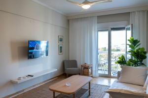sala de estar con sofá y mesa en Sea & City views, Aspa’s apartment en Tesalónica