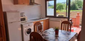 Kuchyň nebo kuchyňský kout v ubytování Apartamentos Fermín + 37 fotografií