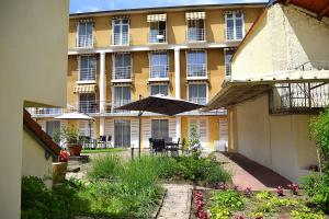 ブルボンヌ・レ・バンにあるHotel des Lauriers Rosesのギャラリーの写真