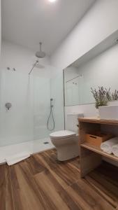biała łazienka z toaletą i prysznicem w obiekcie Apartamentos Antares 3 w mieście Milladoiro