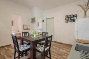 Kuchyň nebo kuchyňský kout v ubytování Apartment Eša