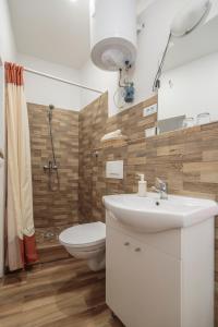 ein Badezimmer mit einem weißen Waschbecken und einem WC in der Unterkunft Apartment Eša in Komiža