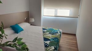 Łóżko lub łóżka w pokoju w obiekcie Apartamentos Antares 3