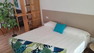Łóżko lub łóżka w pokoju w obiekcie Apartamentos Antares 3