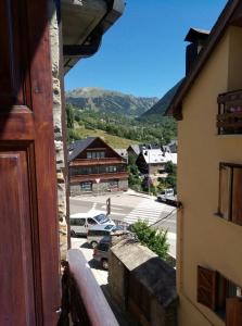 vistas a un aparcamiento desde un edificio en Pension casat en Salardú