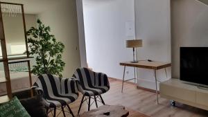 Televízia a/alebo spoločenská miestnosť v ubytovaní Apartamentos Antares 3