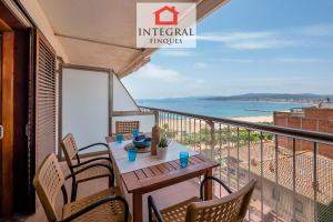 einen Balkon mit einem Tisch, Stühlen und Meerblick in der Unterkunft Palamós Blue Holidays in Palamós