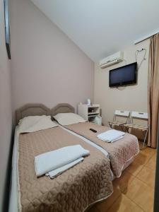 Кровать или кровати в номере Hibiscus Guest House