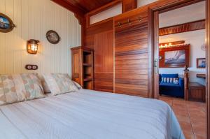 A bed or beds in a room at Torres del Sol Ocean View PH02