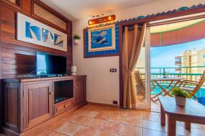 A television and/or entertainment centre at Torres del Sol Ocean View PH02