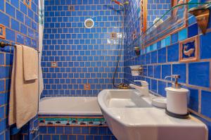 A bathroom at Torres del Sol Ocean View PH02