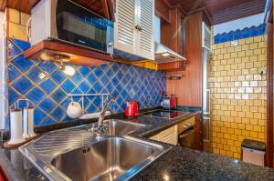 A kitchen or kitchenette at Torres del Sol Ocean View PH02