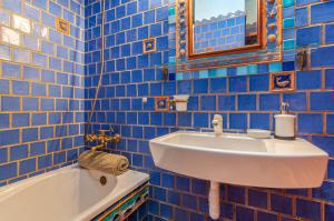 A bathroom at Torres del Sol Ocean View PH02