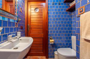 A bathroom at Torres del Sol Ocean View PH02