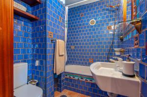 A bathroom at Torres del Sol Ocean View PH02