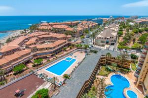 The swimming pool at or close to Torres del Sol Ocean View PH02