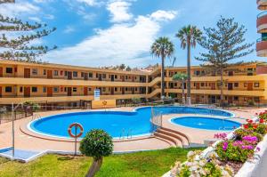 The swimming pool at or close to Torres del Sol Ocean View PH02