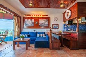 A seating area at Torres del Sol Ocean View PH02
