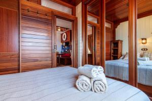 A bed or beds in a room at Torres del Sol Ocean View PH02