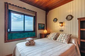 A bed or beds in a room at Torres del Sol Ocean View PH02