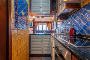 A kitchen or kitchenette at Torres del Sol Ocean View PH02
