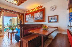 A seating area at Torres del Sol Ocean View PH02