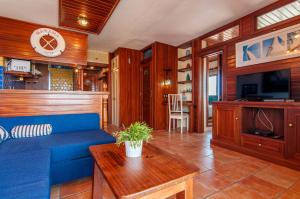 A television and/or entertainment centre at Torres del Sol Ocean View PH02