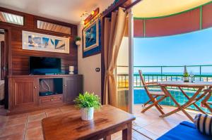 A balcony or terrace at Torres del Sol Ocean View PH02