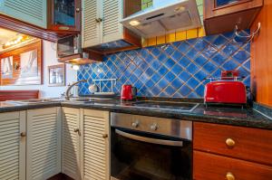 A kitchen or kitchenette at Torres del Sol Ocean View PH02